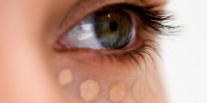 Природни креми кои ги бришат брчките околу очите