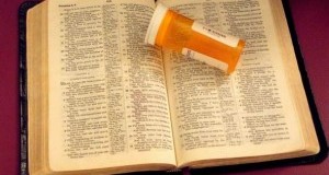 Лекар лечи рак, сида и други болести само со древни рецепти запишани во библијата