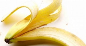 Не ја фрлајте кората од банана – лечи брадавици, акни, хемароиди ..