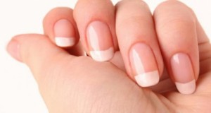 Што значат и зошто се појавуваат белите дамки на ноктите?