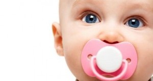Предизвикува ли цуцлата проблеми со забите и ненадејна смрт кај бебињата?