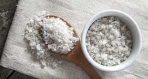 Солта лекува – бабини лекови со сол за грло, синуси, отоци ….