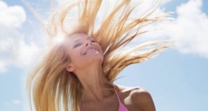 Заштитете ја косата од хлорот, солената вода и сонцето