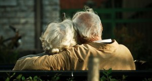 Постарите луѓе навистина може да умрат од љубов