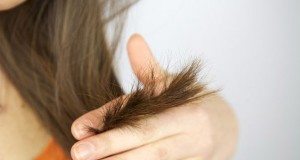 Како да се ослободите од испуканите врвови на косата, еднаш засекогаш?