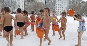 За здравје и имунитет кој не паѓа – Деца во Русија ги бањаат надвор на – 30 (Видео)