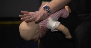 Како да спасите бебенце што се дави – нови препораки од лекарите (Видео)