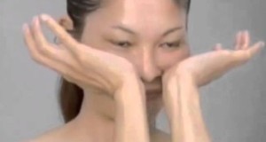 Јапонска масажа која го подмладува лицето за 5 години (Видео)