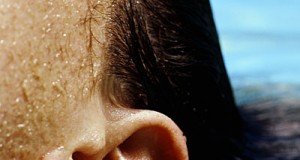 Како да извадите вода што ви влегла в уши?