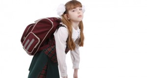 Родители отворете очи: Ова се сите опасности од носењето претежок ранец