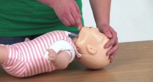 Видео: Прва помош: Како да му помогнете на бебе кое не дише?